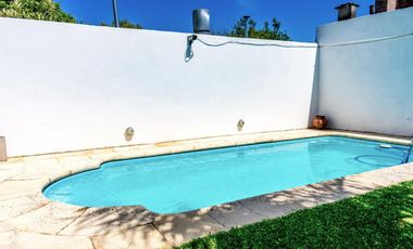 VENTA Casa con jardín, pileta y garage en Quilmes