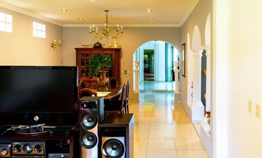 VENTA Casa con jardín, pileta y garage en Quilmes