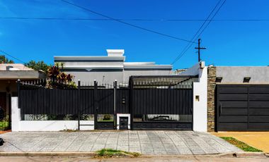 VENTA Casa con jardín, pileta y garage en Quilmes
