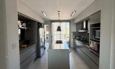 Departamento semipiso de categoría 4 ambientes con 2 cocheras amoblado en venta - Quilmes Centro