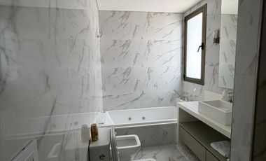 Departamento semipiso de categoría 4 ambientes con 2 cocheras amoblado en venta - Quilmes Centro