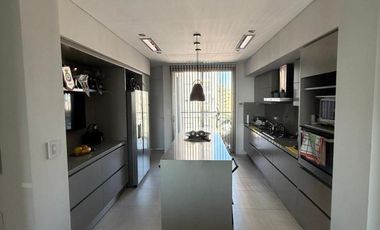 Departamento semipiso de categoría 4 ambientes con 2 cocheras amoblado en venta - Quilmes Centro