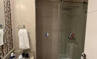 Departamento semipiso de categoría 4 ambientes con 2 cocheras amoblado en venta - Quilmes Centro