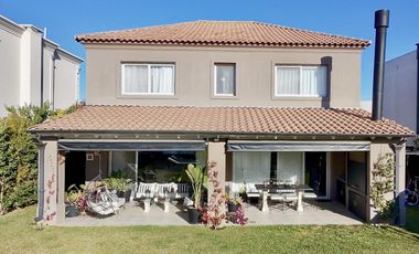 Venta Impecable Casa de 4 dormitorios   family   dependencia en Nordelta, Barrio Tipas