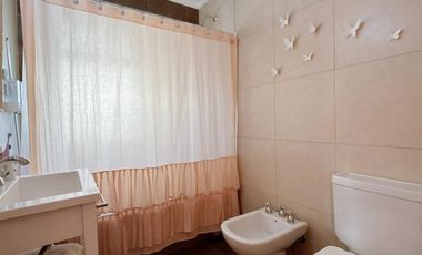 Venta Impecable Casa de 4 dormitorios   family   dependencia en Nordelta, Barrio Tipas