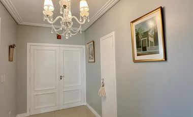 Venta Impecable Casa de 4 dormitorios   family   dependencia en Nordelta, Barrio Tipas