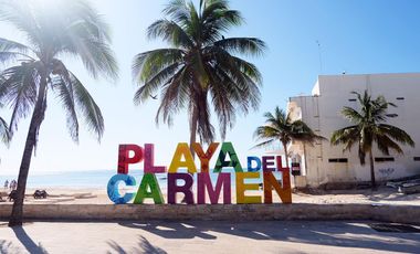 CASA DE 3 RECÁMARAS CON ROOF GARDEN. PLAYA DEL CARMEN. CANCHA DE PADEL Y ALBERCA. PREVENTA.