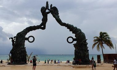 CASA DE 3 RECÁMARAS CON ROOF GARDEN. PLAYA DEL CARMEN. CANCHA DE PADEL Y ALBERCA. PREVENTA.