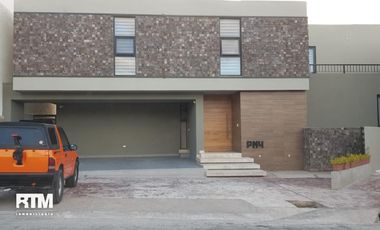 CASA EN VENTA EN CLUB DE GOLF