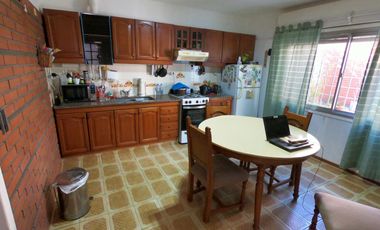 CASA 3 AMBIENTES CON AMPLIO PATIO Y TERRAZA