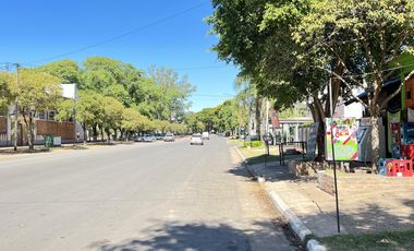Local comercial con vivienda frente Parque Quirós