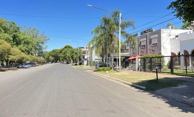 Local comercial con vivienda frente Parque Quirós