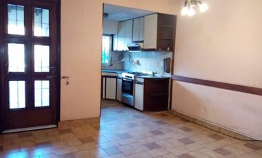 CASA  2 FAMILIAS CON FONDO Y QUINCHO