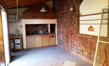 CASA  2 FAMILIAS CON FONDO Y QUINCHO