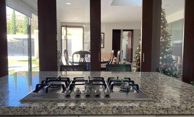 Casa en venta en Atlixco, a metros de la Aldea con alberca y 4 recámaras