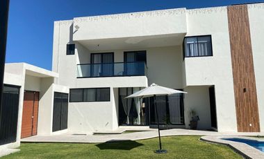 Casa en venta en Atlixco, a metros de la Aldea con alberca y 4 recámaras