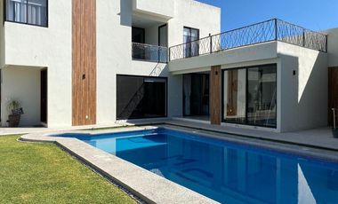 Casa en venta en Atlixco, a metros de la Aldea con alberca y 4 recámaras