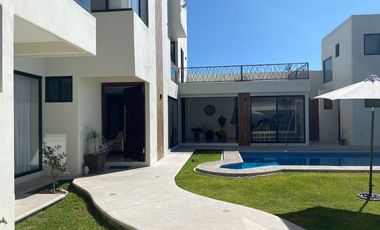 Casa en venta en Atlixco, a metros de la Aldea con alberca y 4 recámaras