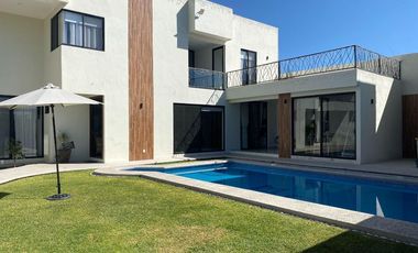 Casa en venta en Atlixco, a metros de la Aldea con alberca y 4 recámaras