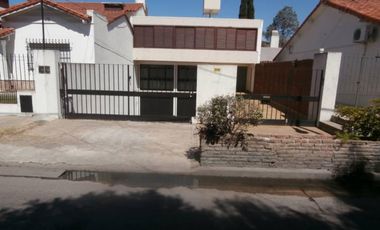 vendo casa americana con fondo y piscina