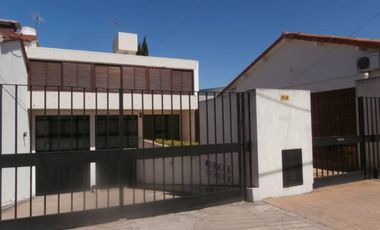 vendo casa americana con fondo y piscina