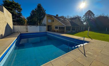 Casa de Categoría - Más de 2000m2 y 10 ambientes