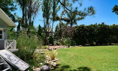 Casa en venta desarrollada sobre doble lote