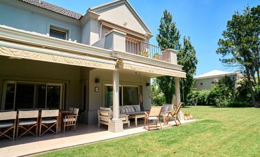 Casa en venta desarrollada sobre doble lote