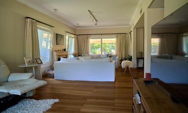 Casa en venta desarrollada sobre doble lote