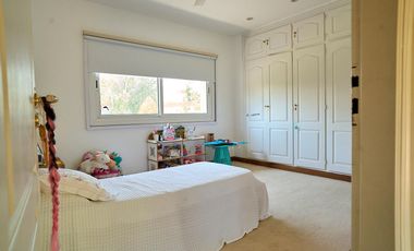 Casa en venta desarrollada sobre doble lote