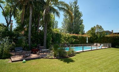 Casa en venta desarrollada sobre doble lote