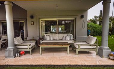 Casa en venta desarrollada sobre doble lote