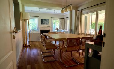 Casa en venta desarrollada sobre doble lote