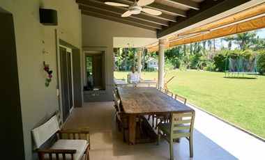 Casa en venta desarrollada sobre doble lote