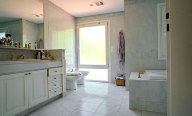 Casa en venta desarrollada sobre doble lote