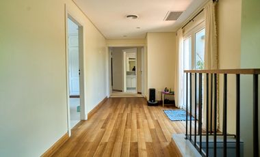 Casa en venta desarrollada sobre doble lote