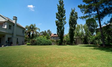 Casa en venta desarrollada sobre doble lote