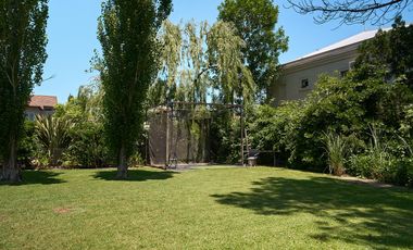 Casa en venta desarrollada sobre doble lote