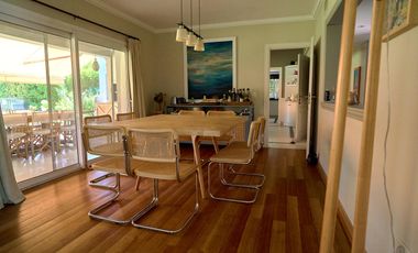 Casa en venta desarrollada sobre doble lote