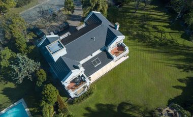 Casa en venta desarrollada sobre doble lote