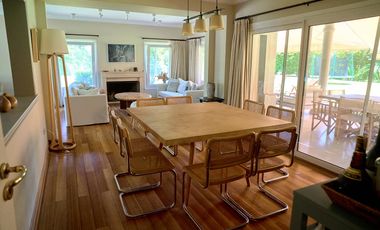 Casa en venta desarrollada sobre doble lote