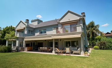 Casa en venta desarrollada sobre doble lote