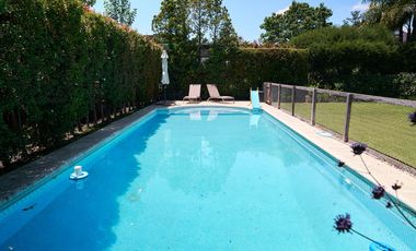 Casa en venta desarrollada sobre doble lote