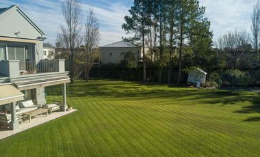 Casa en venta desarrollada sobre doble lote