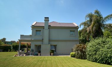 Casa en venta desarrollada sobre doble lote