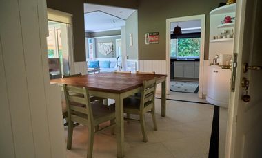 Casa en venta desarrollada sobre doble lote