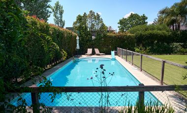 Casa en venta desarrollada sobre doble lote