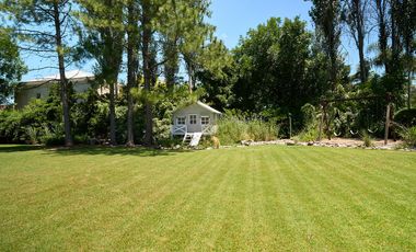 Casa en venta desarrollada sobre doble lote