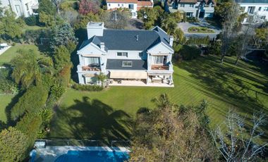 Casa en venta desarrollada sobre doble lote