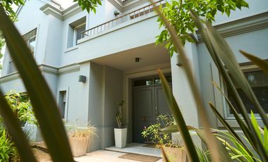 Casa en venta desarrollada sobre doble lote